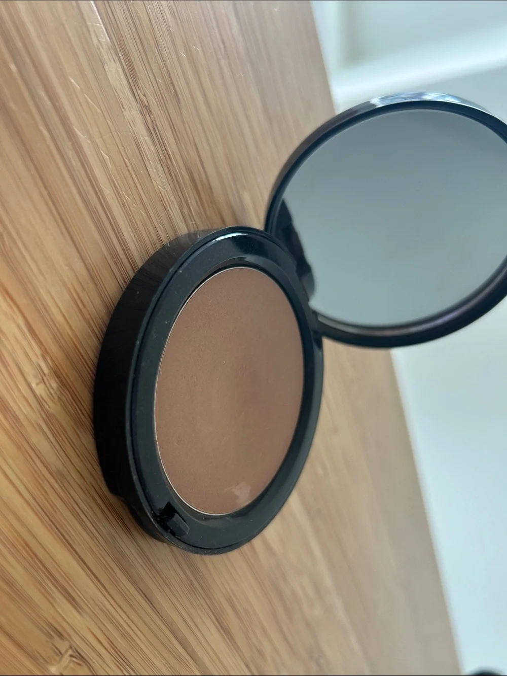 Bobbi Brown bronzing powder golden light 1